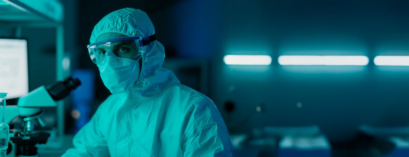 Cientista em laboratório representando pesquisa clínica